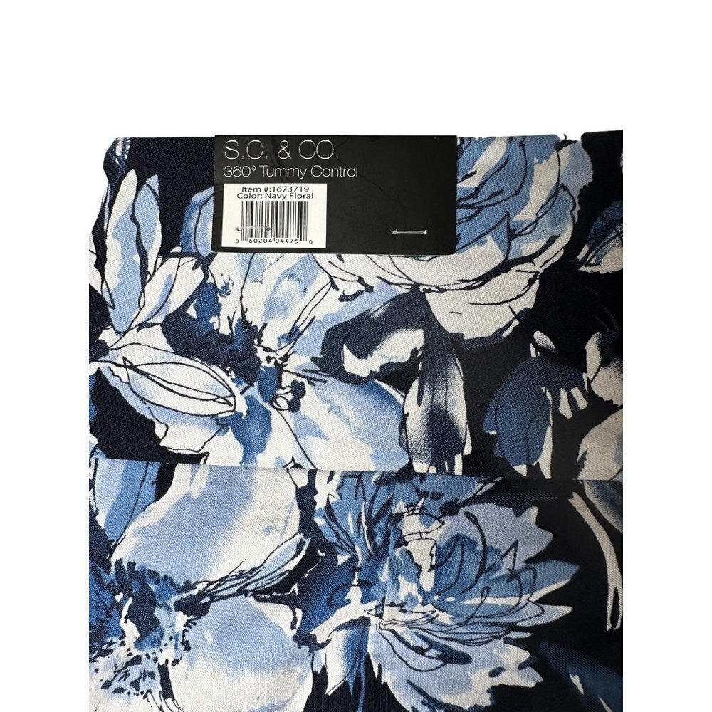 S. C. & Co NWT navy blue and white floral skorts, size medium - Picture 8 of 11